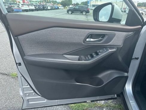Used 2023 Nissan Rogue SV AWD/4WD image 17