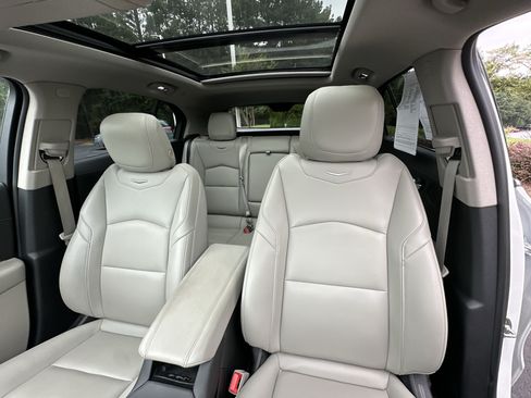 Used 2023 Cadillac XT4 Luxury w/ Cold Weather Package FWD image 8