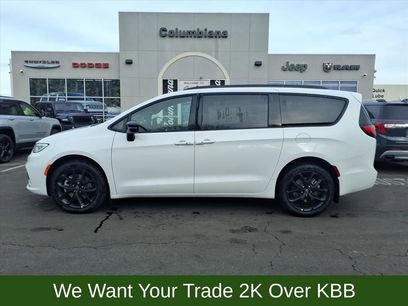 New 2026 Chrysler Pacifica Select