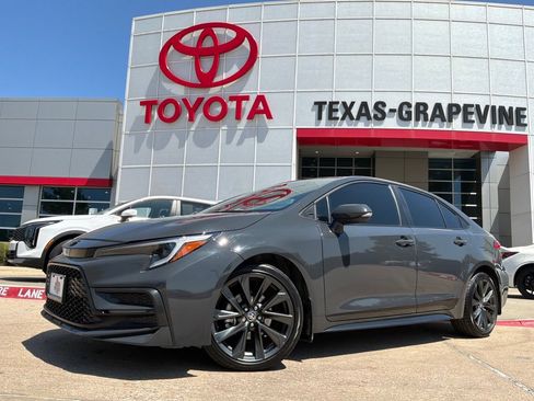 Used 2025 Toyota Corolla SE FWD image 2