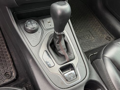 Used 2019 Jeep Cherokee Trailhawk AWD/4WD image 11