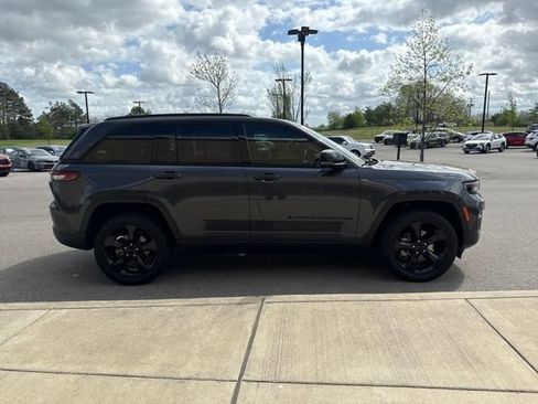 Used 2023 Jeep Grand Cherokee Limited w/ Luxury Tech Group II RWD image 5