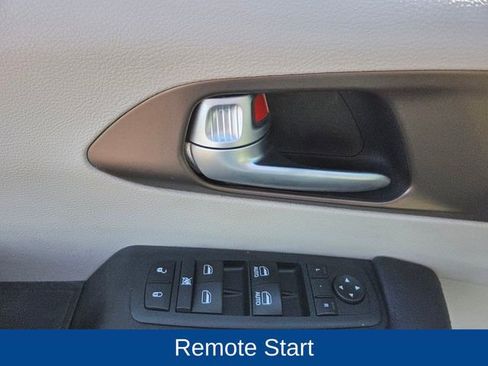 Used 2018 Chrysler Pacifica Touring-L FWD image 16