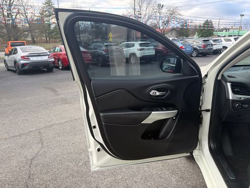 Used 2018 Jeep Cherokee Overland image 17