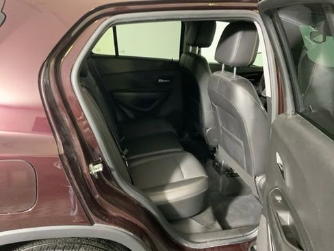 Used 2022 Chevrolet Trax LT w/ LT Convenience Package image 23