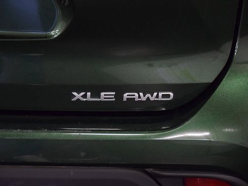 Used 2023 Toyota Highlander XLE image 12