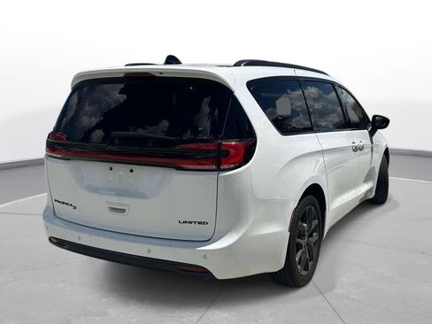 Used 2025 Chrysler Pacifica Limited FWD image 6