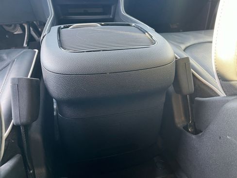 Used 2025 Chrysler Pacifica Limited image 25