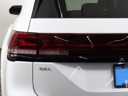 Used 2024 Volkswagen Atlas Peak Edition SEL AWD/4WD image 18