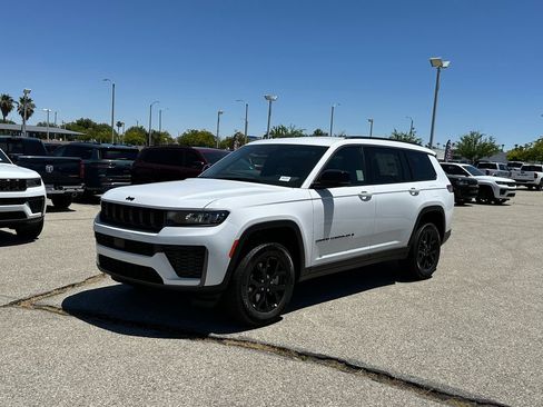 New 2026 Jeep Grand Cherokee L 2WD image 2