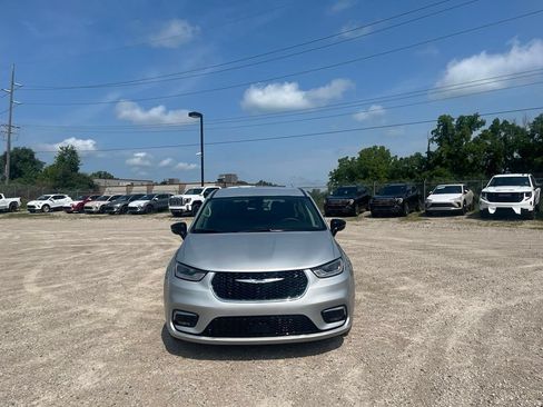 Used 2024 Chrysler Pacifica Touring-L FWD image 4