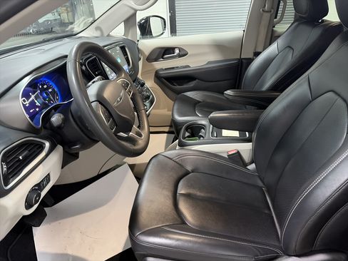 Used 2024 Chrysler Pacifica Touring-L FWD image 13