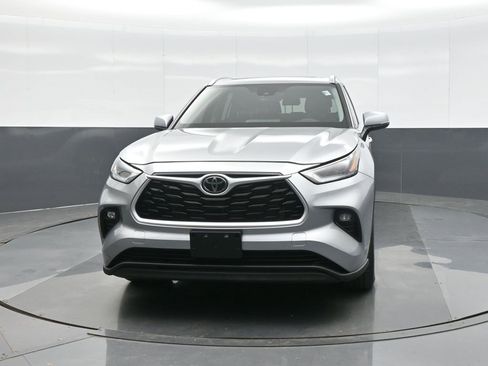 Certified 2021 Toyota Highlander XLE image 2