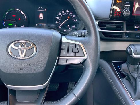 Used 2021 Toyota Sienna XLE FWD image 25