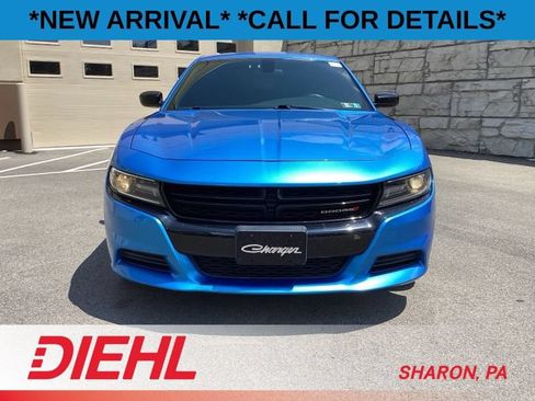 Used 2018 Dodge Charger SXT w/ Blacktop Package RWD image 2