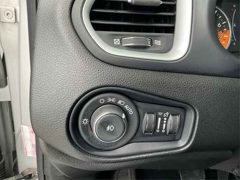 Used 2018 Jeep Renegade Latitude FWD image 16