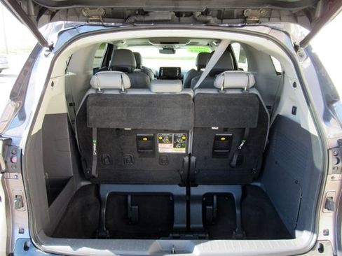 Used 2021 Toyota Sienna Limited image 10