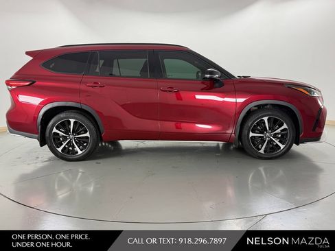 Used 2022 Toyota Highlander XSE FWD image 5