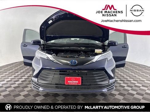 Used 2025 Toyota Sienna LE image 17