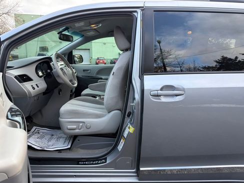 Used 2014 Toyota Sienna LE image 11