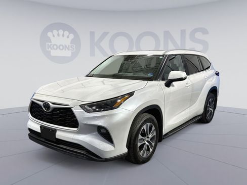 Used 2023 Toyota Highlander XLE image 1