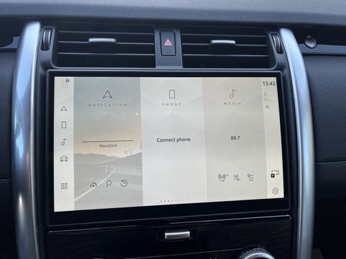 Used 2025 Land Rover Discovery S image 23