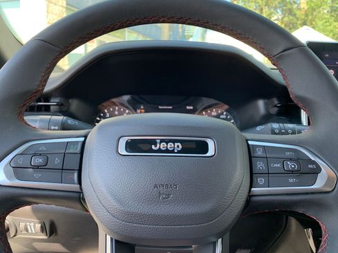 Used 2025 Jeep Compass Trailhawk image 27