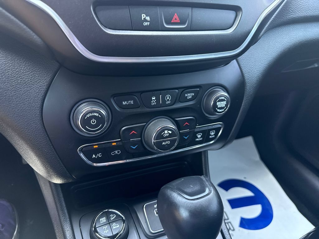 Used 2020 Jeep Cherokee Trailhawk w/ Cold Weather Group AWD/4WD image 17