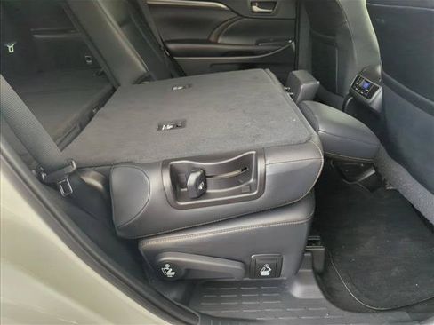Used 2019 Toyota Highlander Limited FWD image 26