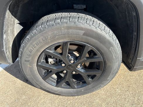 Used 2024 Jeep Grand Cherokee Altitude AWD/4WD image 9