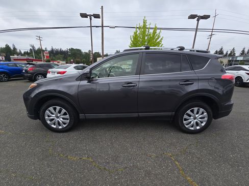 Used 2018 Toyota RAV4 LE w/ Carpet Mat Package AWD/4WD image 6