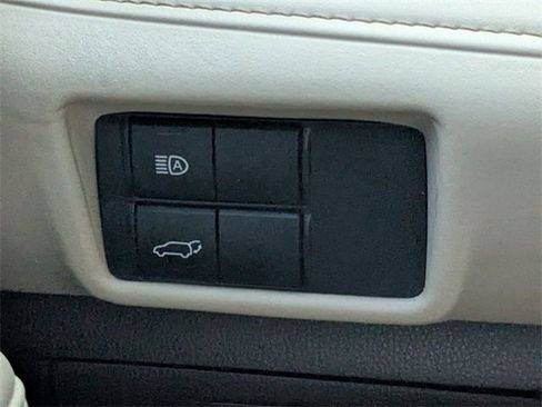 Used 2020 Toyota Highlander XLE image 34