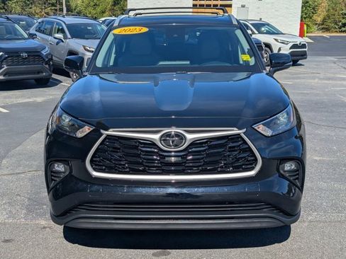 Used 2023 Toyota Highlander XLE image 2