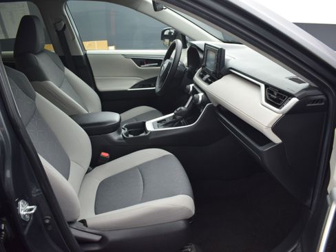 Used 2020 Toyota RAV4 XLE image 10