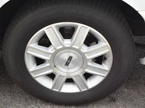 Used 2008 Lincoln Town Car Executive RWD image 47