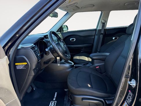 Used 2016 Kia Soul + image 10