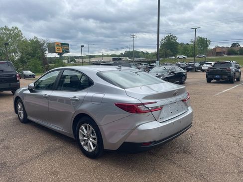 Used 2025 Toyota Camry LE image 5