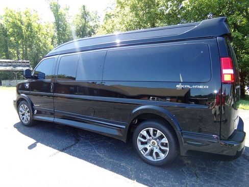 Used 2022 Chevrolet Express 2500 Extended RWD image 9
