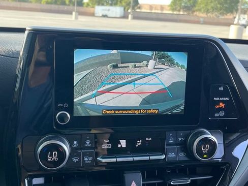 Used 2025 Toyota Highlander LE FWD image 23
