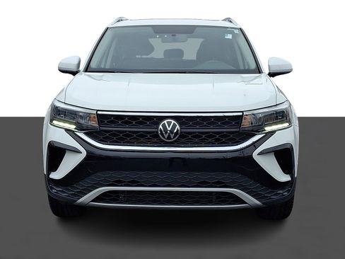 Used 2022 Volkswagen Taos SE w/ Panoramic Sunroof Package image 2