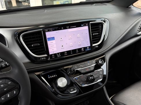 Used 2025 Chrysler Pacifica Limited FWD image 50