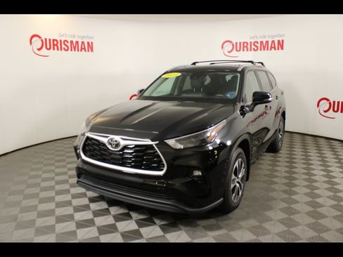 Used 2023 Toyota Highlander XLE AWD/4WD image 2