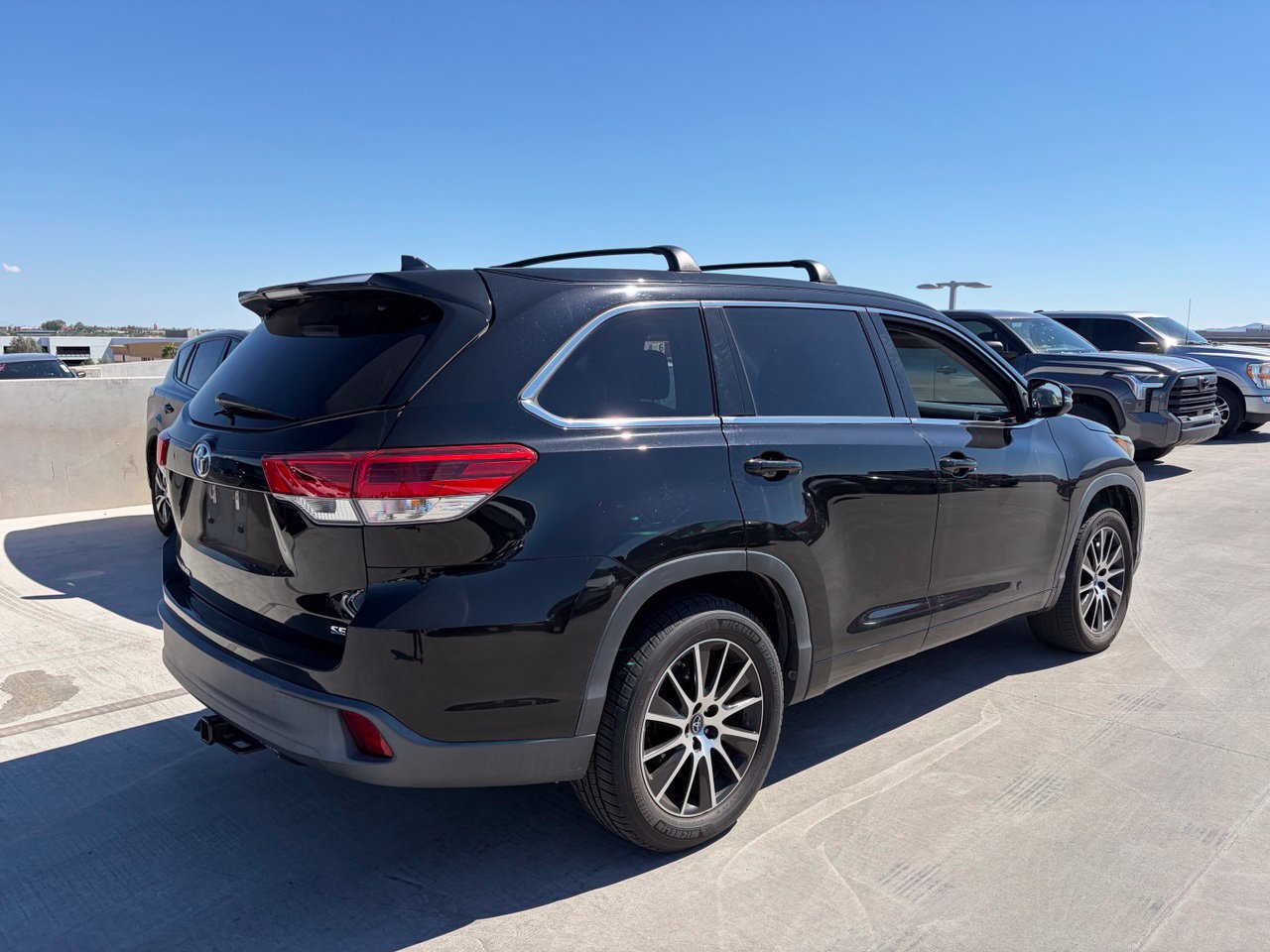Used 2018 Toyota Highlander SE FWD image 2