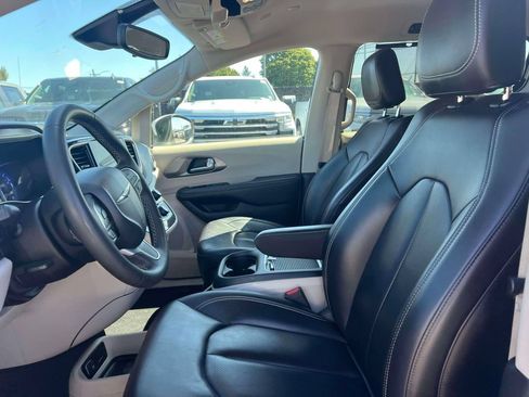 Used 2023 Chrysler Pacifica Touring-L FWD image 17
