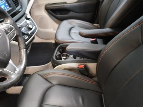 Used 2017 Chrysler Pacifica Touring-L FWD image 7