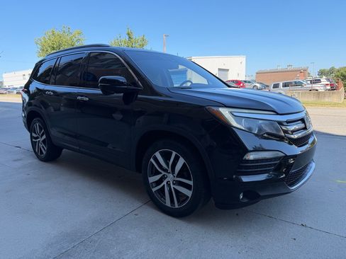 Used 2017 Honda Pilot Touring image 1