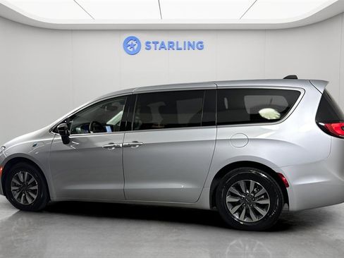 Used 2024 Chrysler Pacifica Select image 4