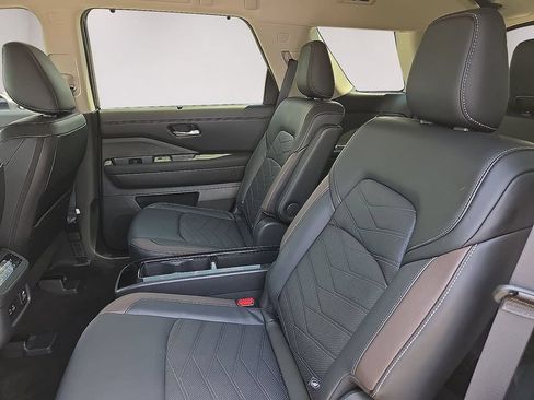 Used 2024 Nissan Pathfinder Platinum AWD/4WD image 10
