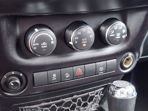 Used 2016 Jeep Wrangler Unlimited Sahara w/ Connectivity Group AWD/4WD image 30