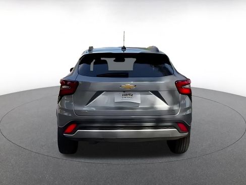 Used 2025 Chevrolet Trax LT FWD image 11
